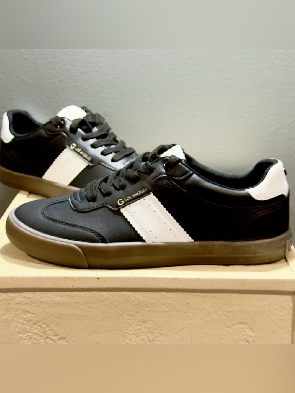 G by GUESS Womens Black Sneakers 8.5 Gum Sole Retro Low Top NWT